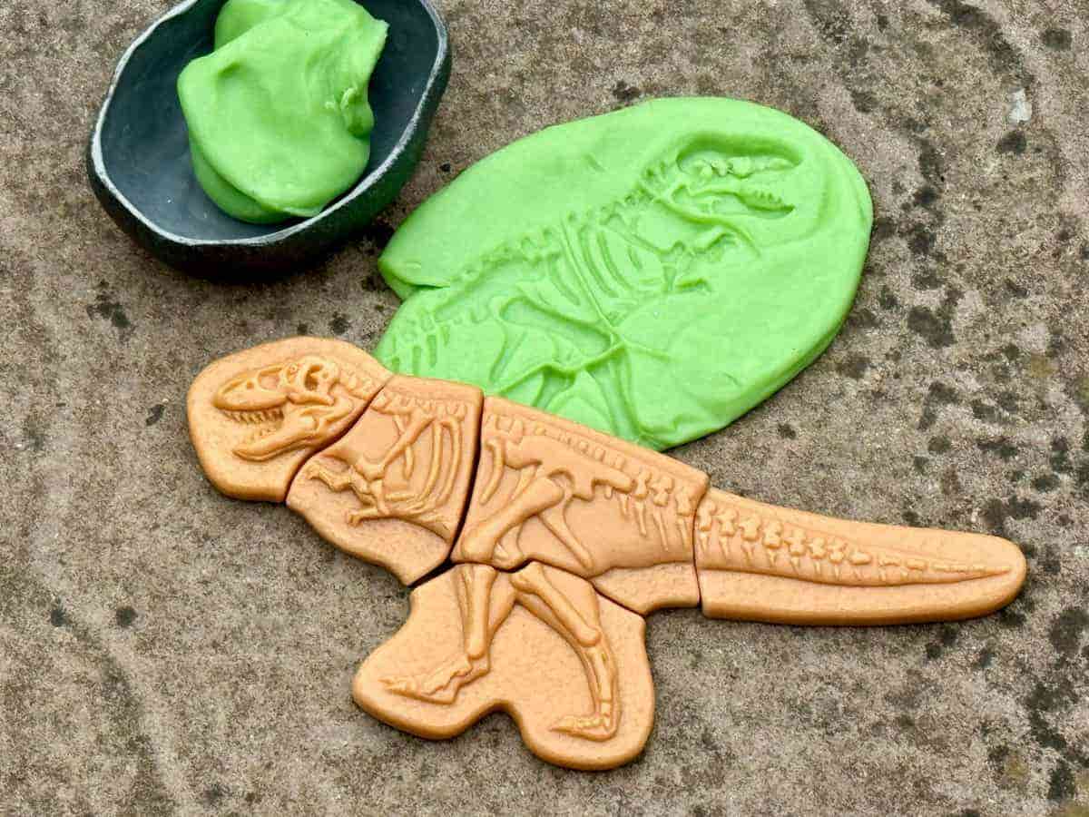 Dig and Discover Ankylosaurus & Tyrannosaurus Rex - Image 5