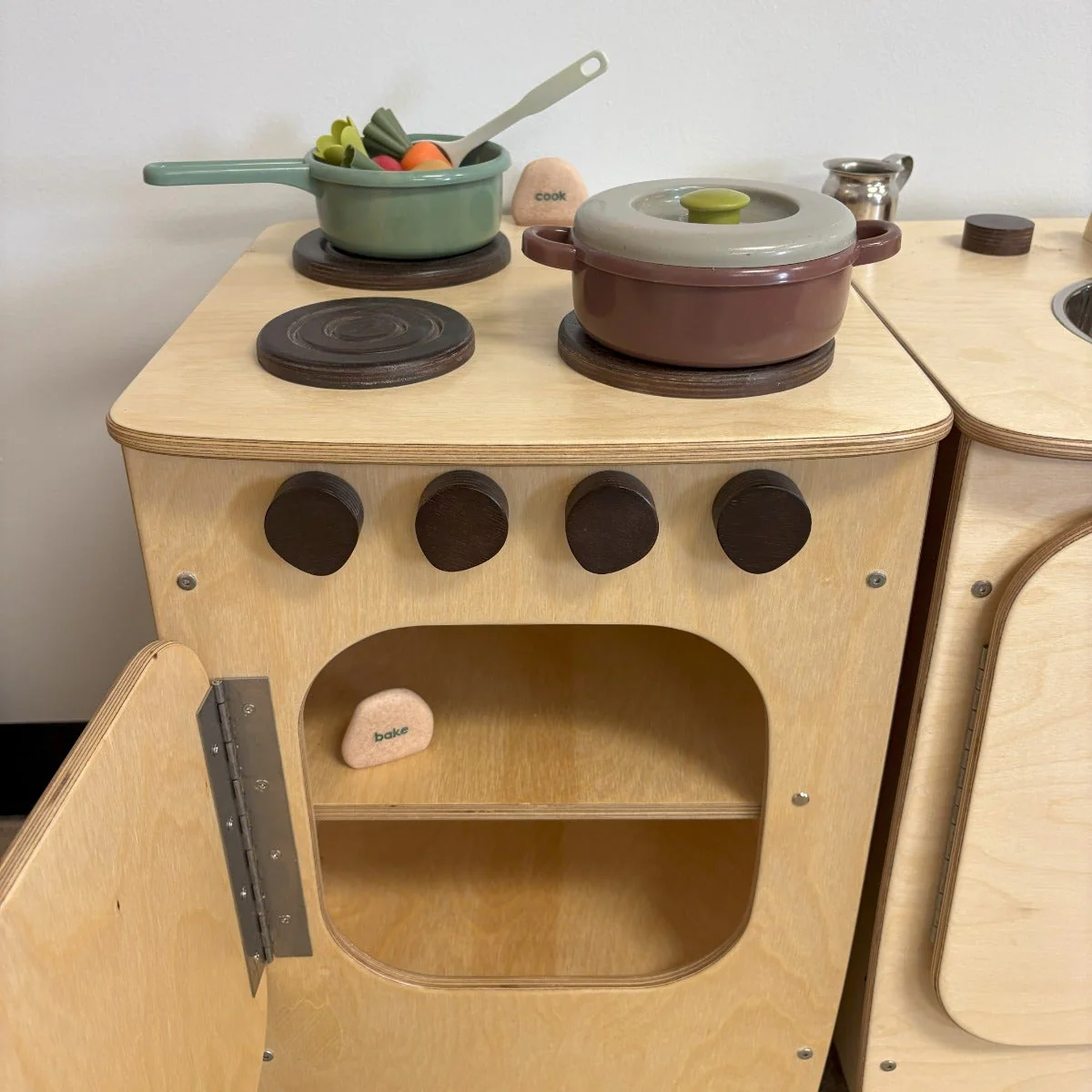 Woodlyn Kitchen Range for Preschoolers 15inL x 22.25inH - Image 4